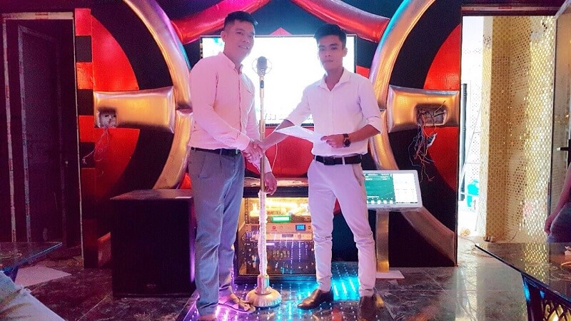 Những điều kiện đặt ra với việc làm nhân viên phục vụ karaoke là gì?